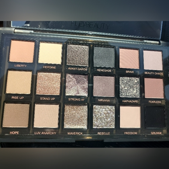 BNIB Huda Beauty Pretty Grunge Eyeshadow Palette - Picture 4 of 8